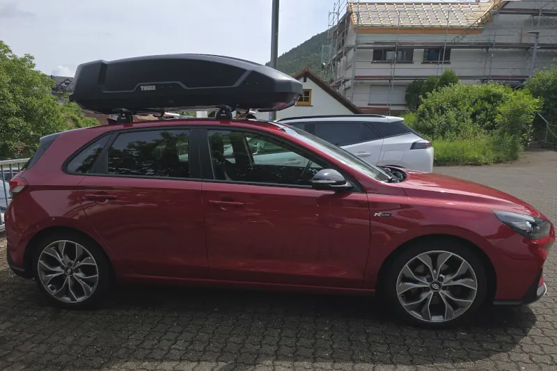 Böbingen - eine 450-Liter Dachbox auf einem Hyundai i30