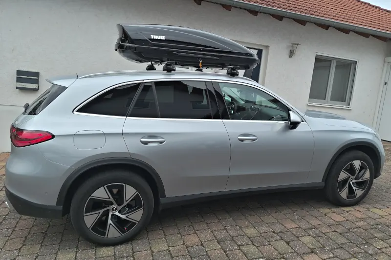 Ein Mercedes GLC mit einer Dachbox mit 400 Liter Volumen in Hattersheim