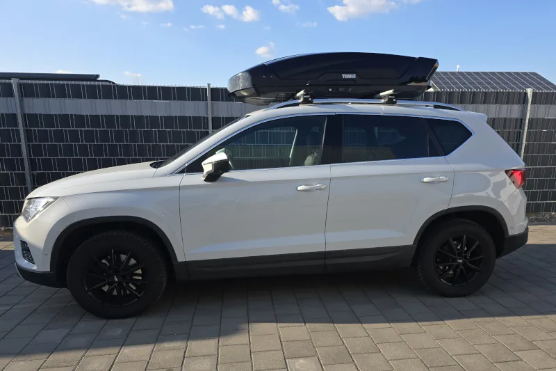 Ramstein - eine 450-Liter Dachbox auf einem Seat Ateca