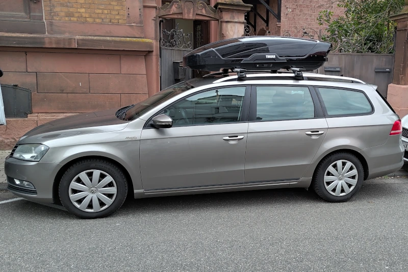 Siebeldingen - eine 430-Liter Dachbox auf einem VW Passat Variant