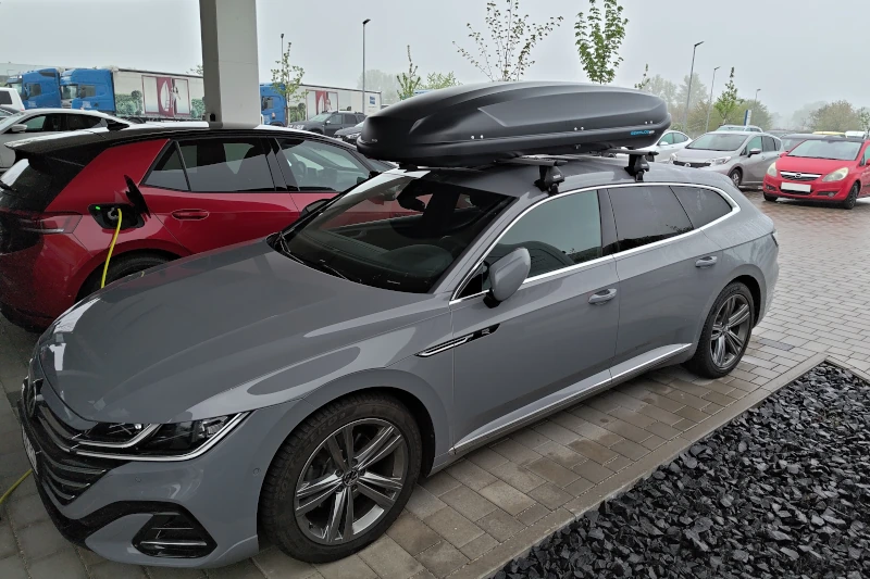 Ein VW Arteon Shooting Brake mit einer Dachbox mit 530 Liter Volumen