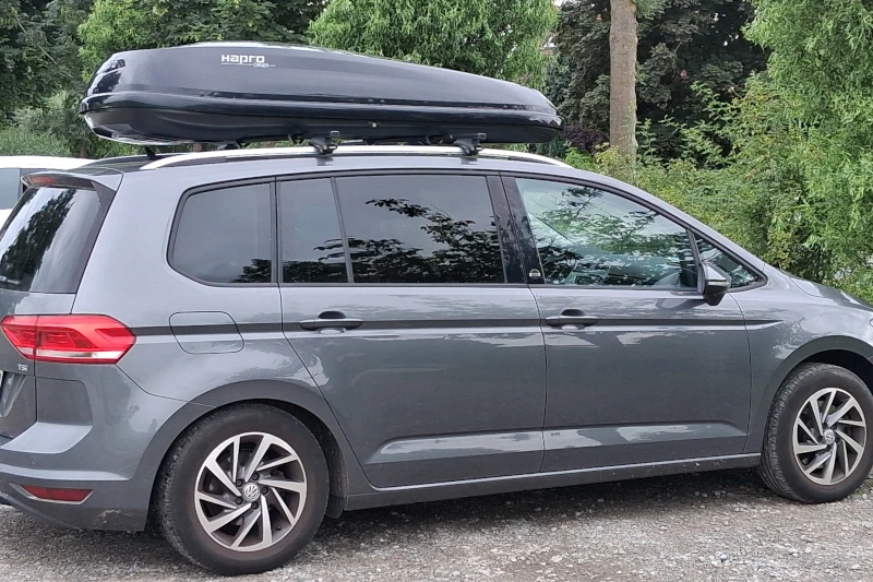 Ein VW Touran mit einer Dachbox mit 550 Liter Volumen