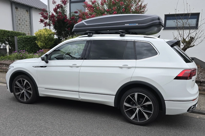 Ein VW Tiguan Allspace mit einer Dachbox mit 530 Liter Volumen