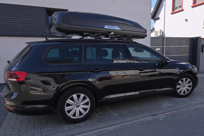 Ein VW Passat Kombi mit einer Dachbox von Hapro mit 640 Liter Volumen