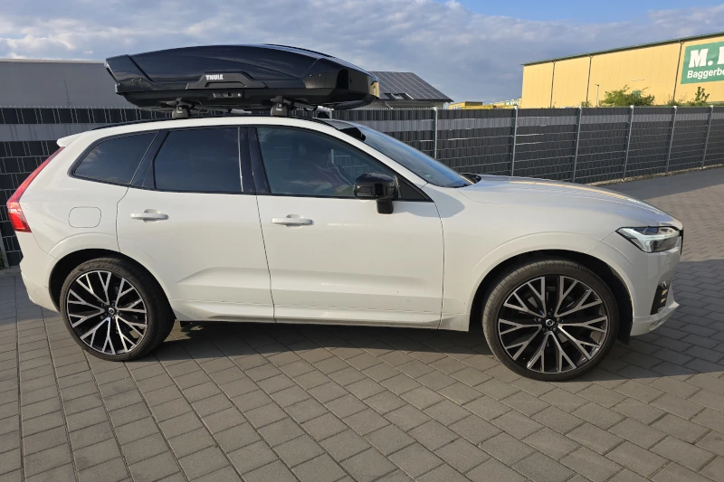 Eine Dachbox von THULE mit 450 Litern Volumen mit Wingbar-Dachträgern auf einem Volvo XC60