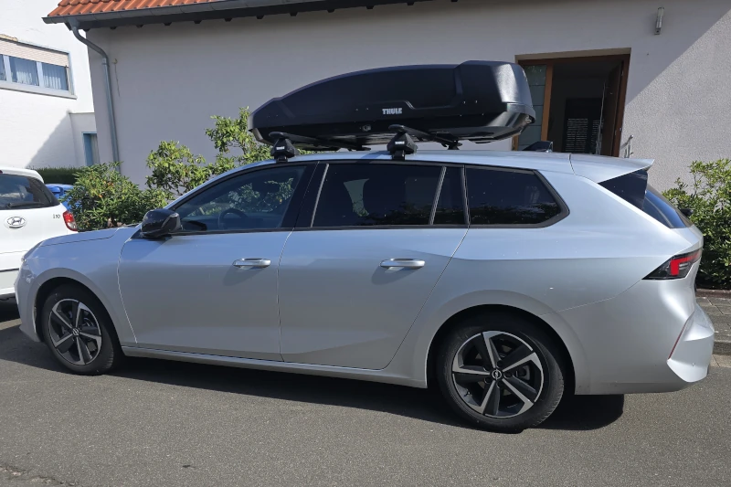 Frankfurt - eine 450-Liter Dachbox auf einem Opel Astra Kombi