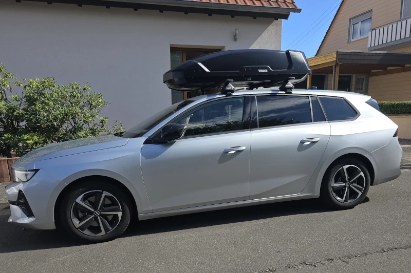 Frankfurt - eine 450-Liter Dachbox auf einem Opel Astra Kombi