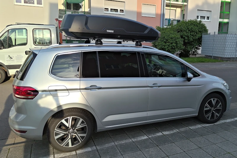 Ein VW Touran mit einer Dachbox von Thule mit 450 Liter Volumen