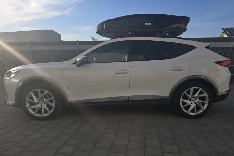 Bruchsal - eine 400-Liter Dachbox auf einem Cupra Formentor