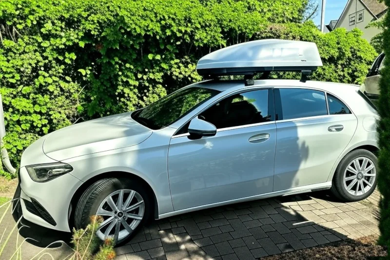 Ein Mercedes A-Klasse mit einer Dachbox mit 370 Liter Volumen in Weiterstadt
