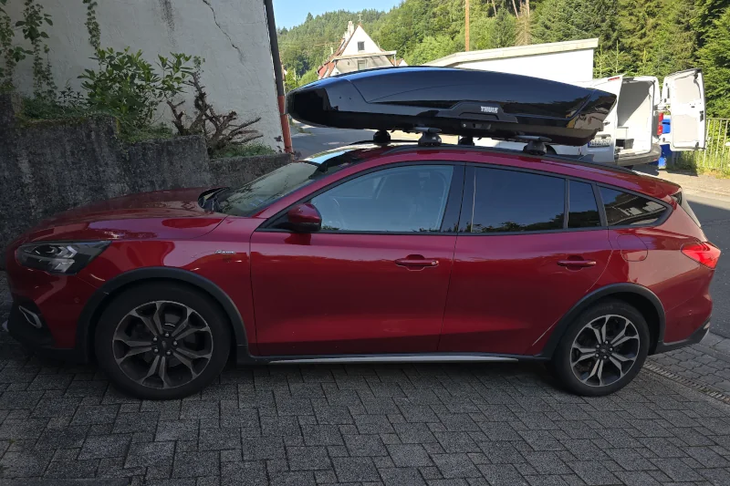 Breitenthal - eine 610-Liter Dachbox auf einem Ford Focus Kombi