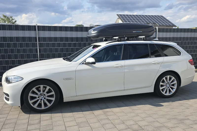 Ein BMW 5er Kombi mit einer Dachbox mit 430 Liter Volumen