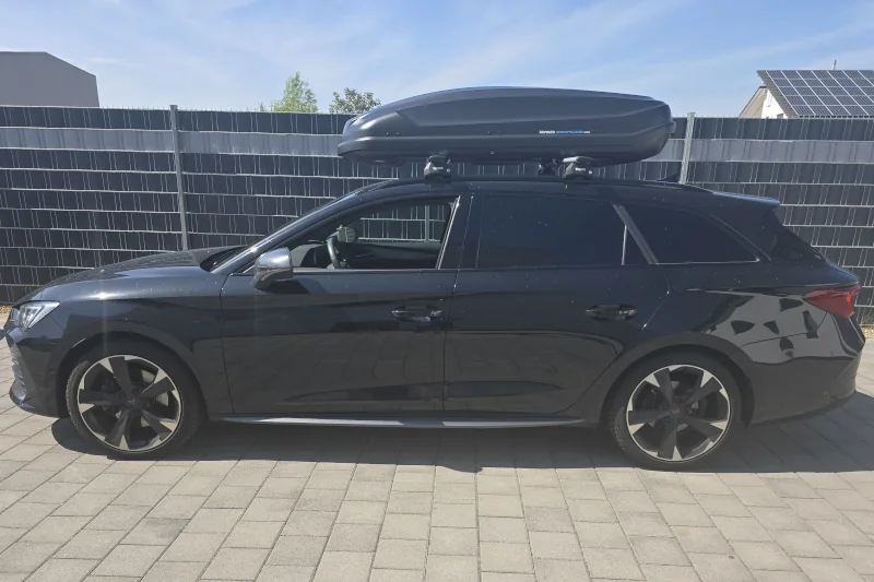 Mainz - eine 430-Liter Dachbox auf einem Cupra Leon