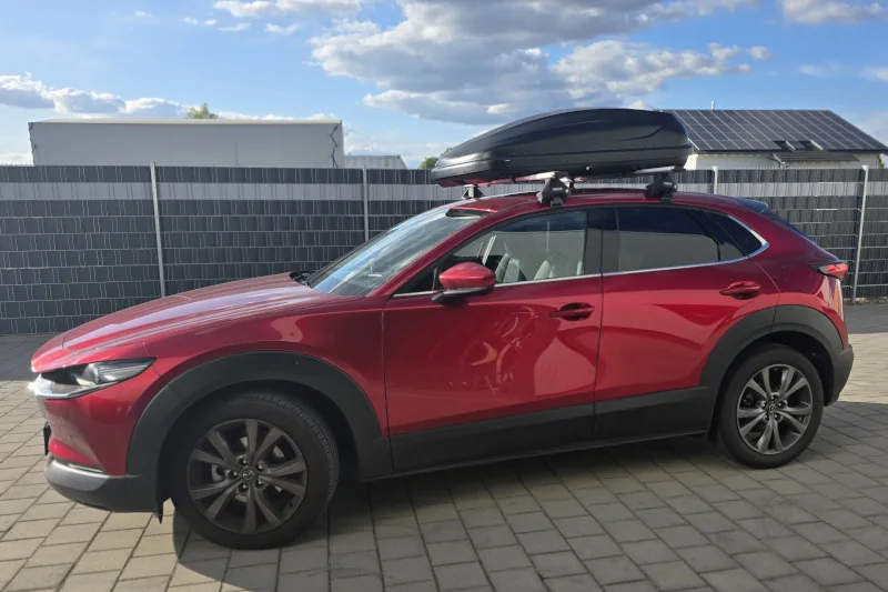 Ein Mazda CX-30 mit einer Dachbox von HAPRO mit 370 Liter Volumen