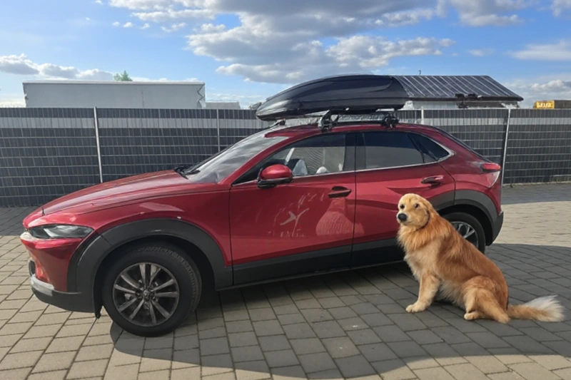 Ein Mazda CX-30 mit einer Dachbox von HAPRO mit 370 Liter Volumen