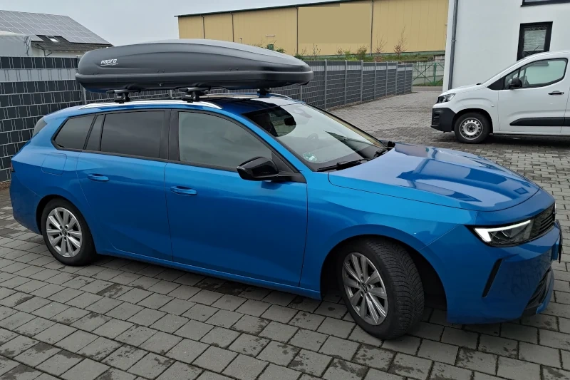 Nonnweiler - eine 530-Liter Dachbox auf einem Opel Astra Kombi