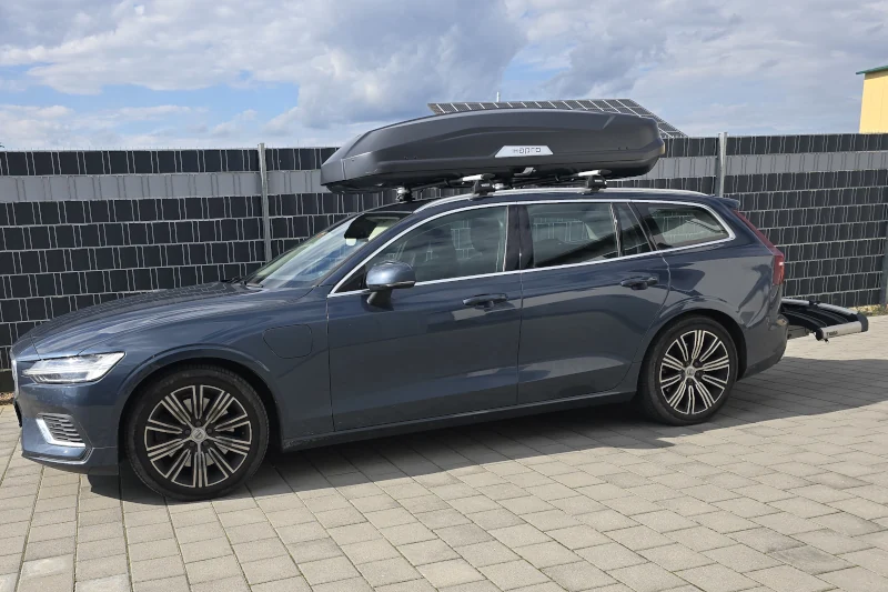 Eine XXL-Dachbox von HAPRO mit 640 Litern Volumen auf THULE-Wingbar-Dachträgern auf einem Volvo V60