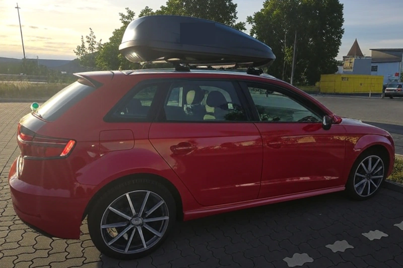 Eine Dachbox von HAPRO mit 370 Liter Volumen mit THULE-Wingbar-Dachträgern auf einem Audi A3