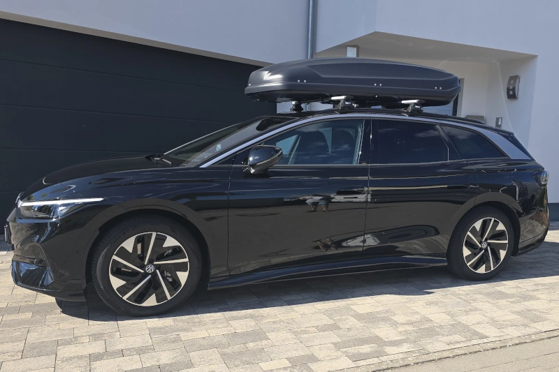 Ein VW ID.7 Tourer mit einer Dachbox von 530 Liter Volumen