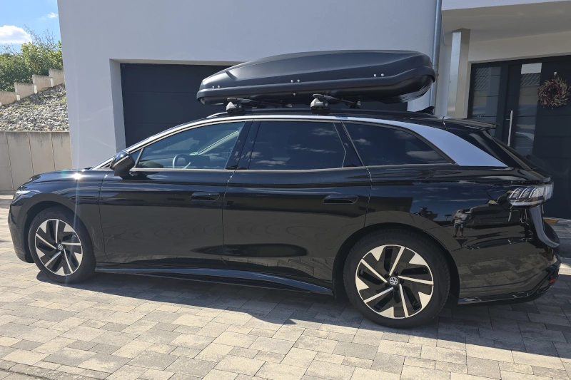 Ein VW ID.7 Tourer mit einer Dachbox von 530 Liter Volumen