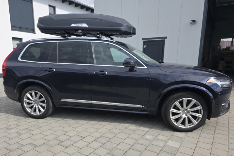 Eine XXL-Dachbox von HAPRO mit 640 Litern Volumen auf THULE-Wingbar-Dachträgern auf einem Volvo XC90