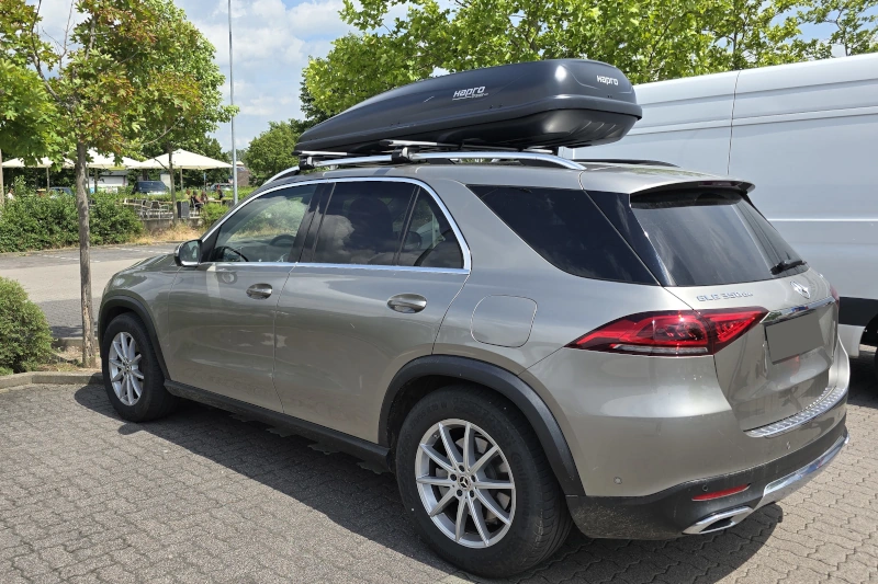 Ein Mercedes GLE mit einer Dachbox mit 530 Liter Volumen in Weiterstadt
