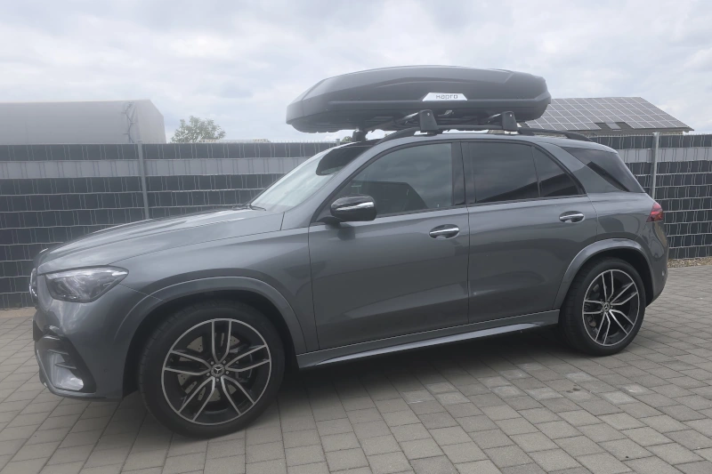 Ein Mercedes GLE mit einer Dachbox mit 640 Liter Volumen in Weiterstadt