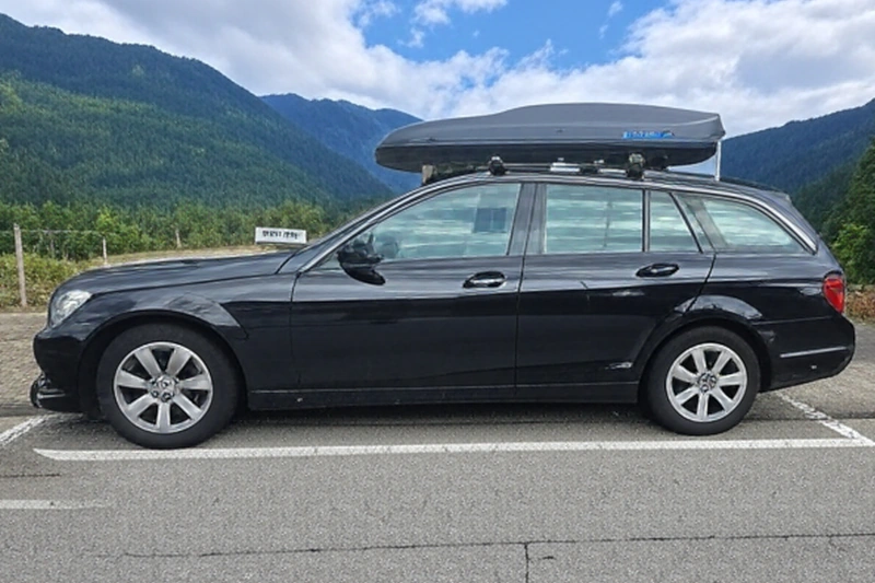 Ein Mercedes E-Klasse Kombi mit einer Dachbox mit 400 Liter Volumen in Weisenheim Am Berg