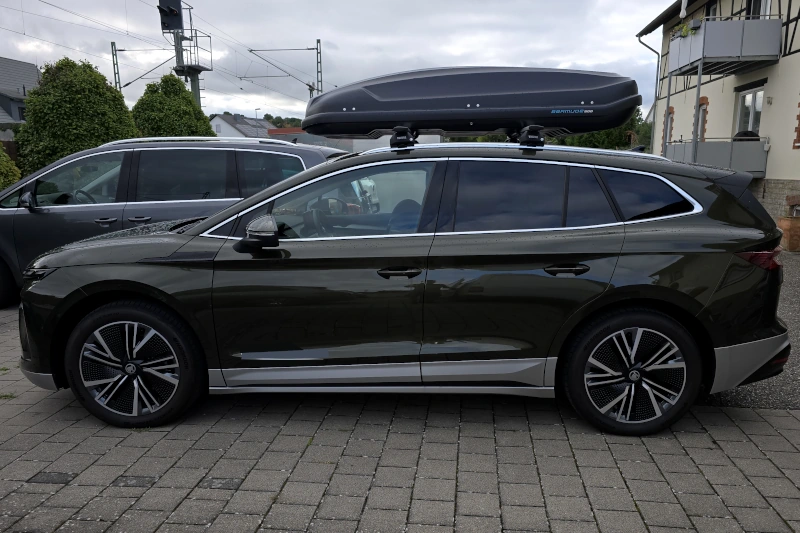 Harthausen - eine 530-Liter Dachbox auf einem Skoda Enyaq