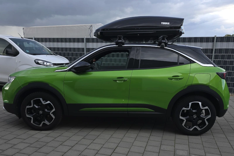 Großfischlingen - eine 400-Liter Dachbox auf einem Opel Mokka