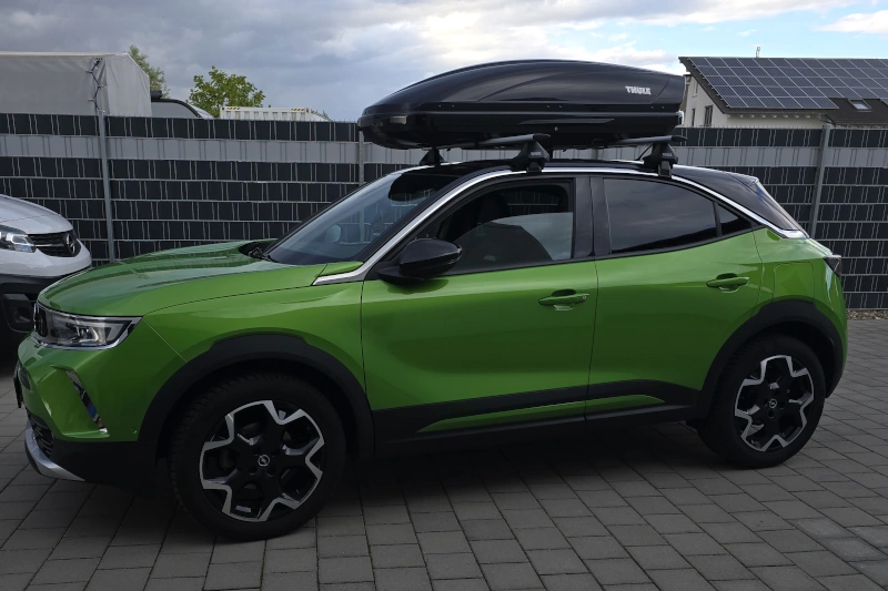 Flörsheim - eine 400-Liter Dachbox auf einem Opel Mokka
