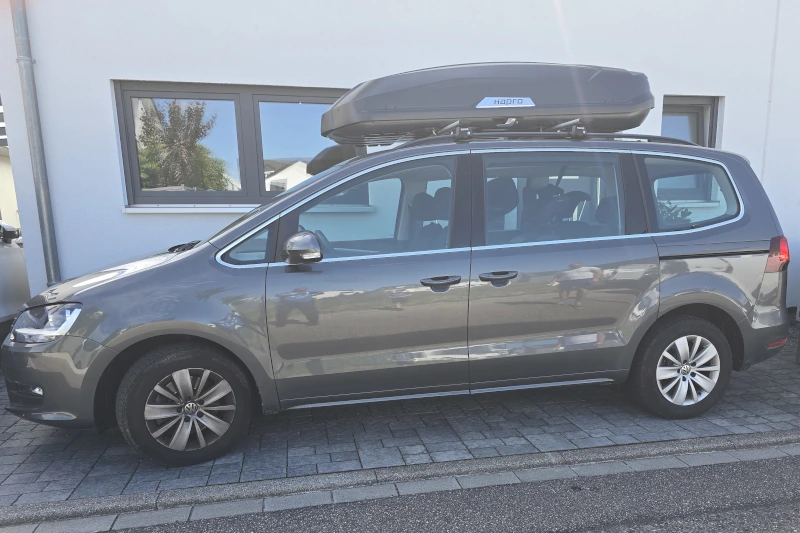 Ein VW Sharan mit einer Dachbox von HAPRO mit 640 Liter Volumen