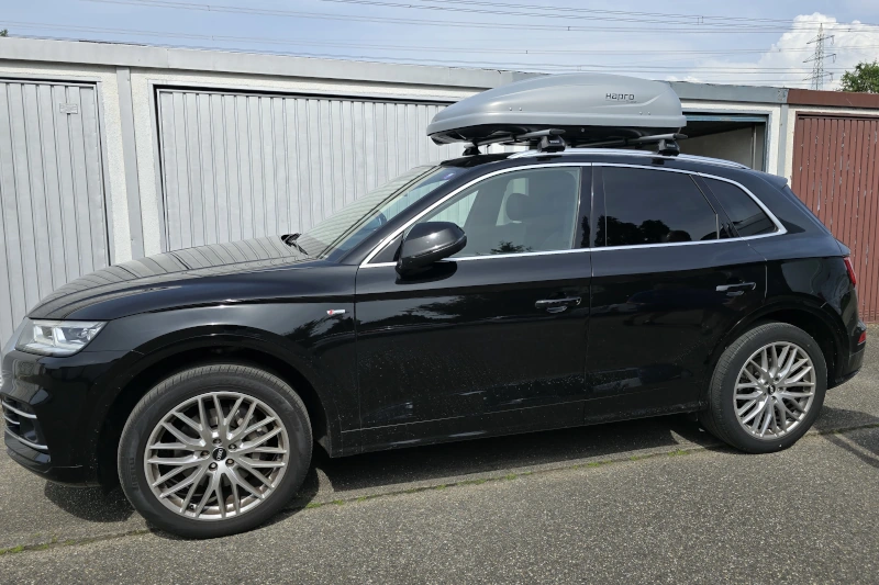 Eine Dachbox von HAPRO mit 370 Liter Volumen mit THULE-Wingbar-Dachträgern auf einem Audi Q5