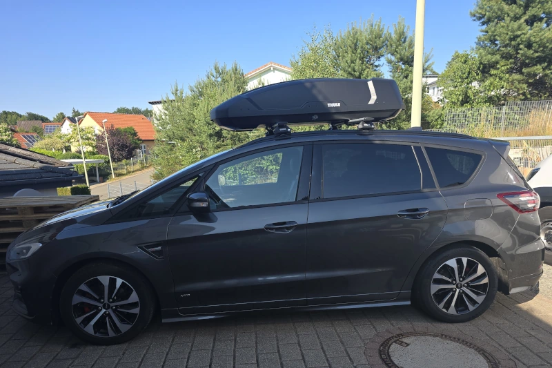 Pleisweiler-Oberhofen - eine 450-Liter Dachbox auf einem Ford S-Max