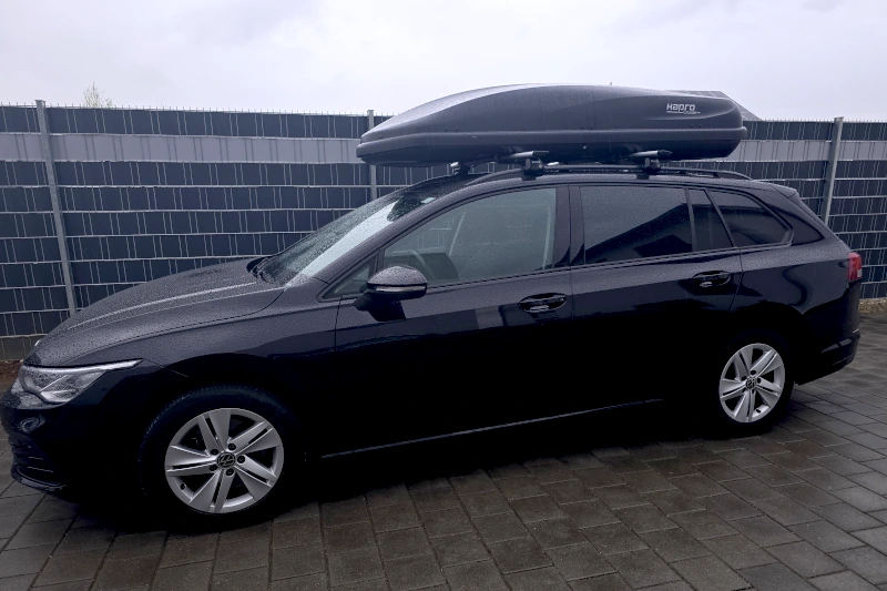 Neuhofen - eine 600-Liter Dachbox auf einem VW Golf Kombi