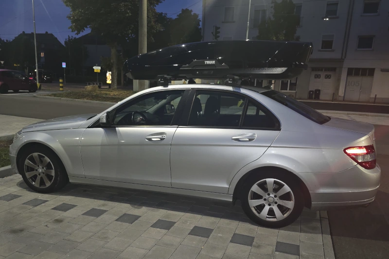 Ein Mercedes C-Klasse Stufenheck mit einer THULE-Dachbox mit 610 Liter Volumen in Weiterstadt