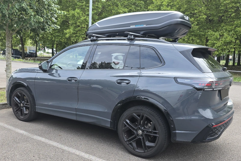 Ein VW Tiguan mit einer Dachbox mit 530 Liter Volumen