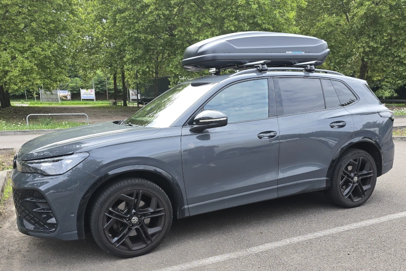 Ein VW Tiguan mit einer Dachbox mit 530 Liter Volumen