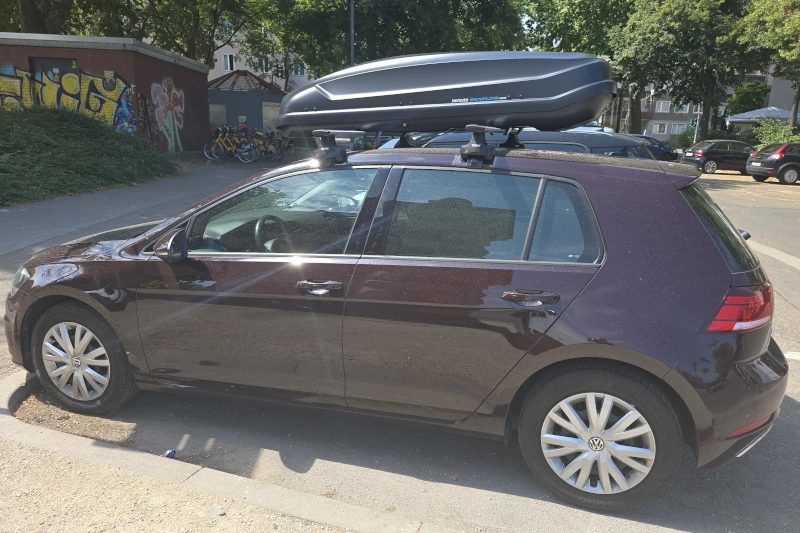 Ein VW Golf mit einer Dachbox von HAPRO mit 430 Liter Volumen