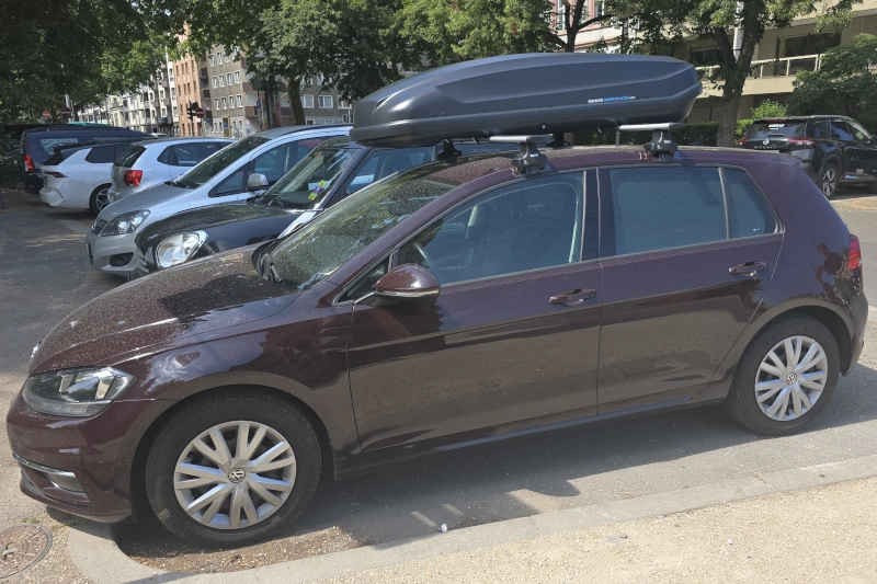 Ein VW Golf mit einer Dachbox von HAPRO mit 430 Liter Volumen