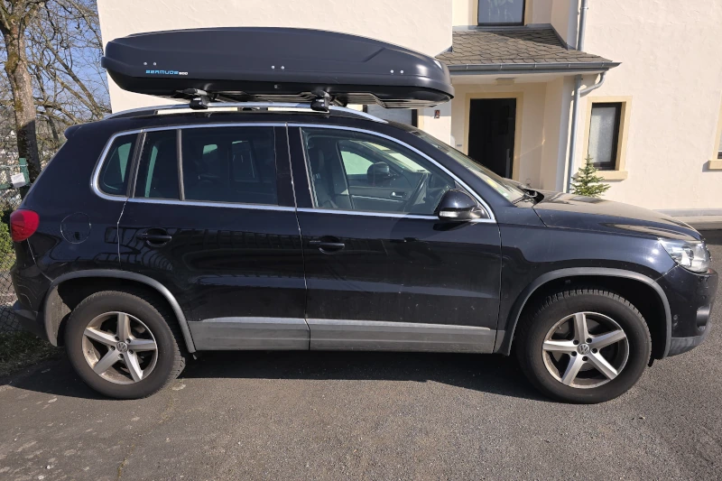 Hainfeld - eine 530-Liter Dachbox auf einem VW Tiguan