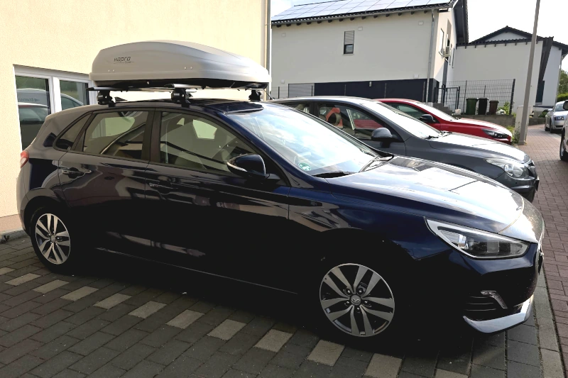 Haßloch - eine 370-Liter Dachbox auf einem Hyundai i30