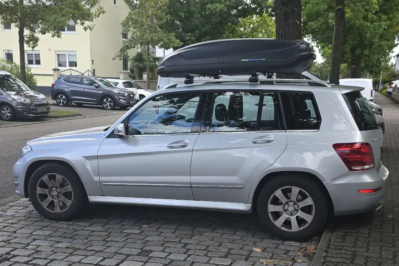 Ein Mercedes GLK mit einer Dachbox mit 430 Liter Volumen in Weiterstadt