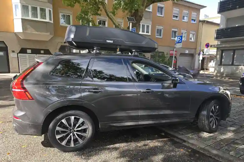 Eine Dachbox von THULE mit 450 Litern Volumen mit Wingbar-Dachträgern auf einem Volvo XC60