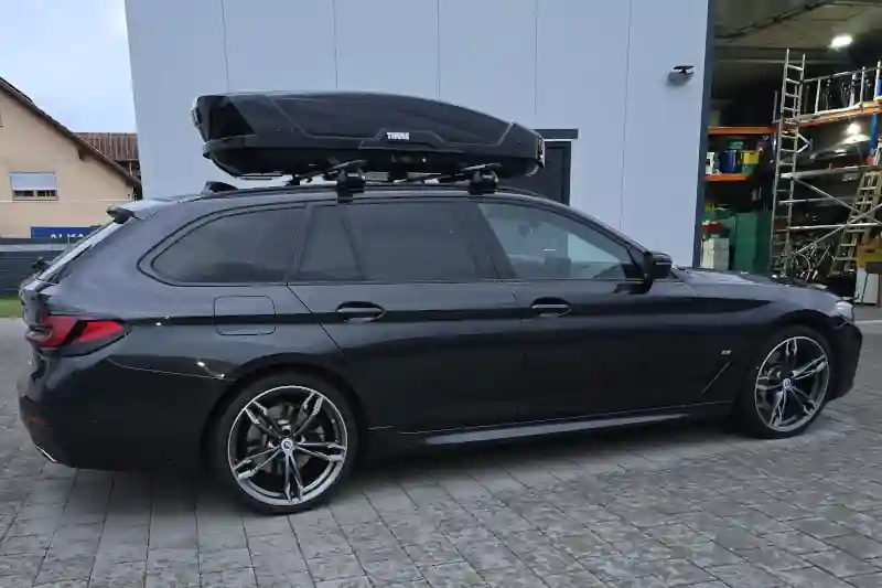 Enkenbach-Alsenborn: eine Dachbox von Thule mit 450 Liter Volumen auf einem BMW 5er Touring Kombi