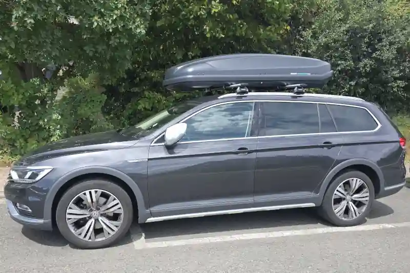 Kaiserslautern: eine Dachbox von Hapro mit 530 Liter Volumen auf einem VW Passat Variant Kombi