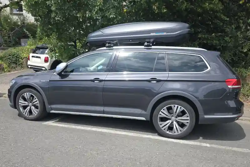 Ein VW Passat Kombi mit einer Dachbox mit 530 Liter Volumen