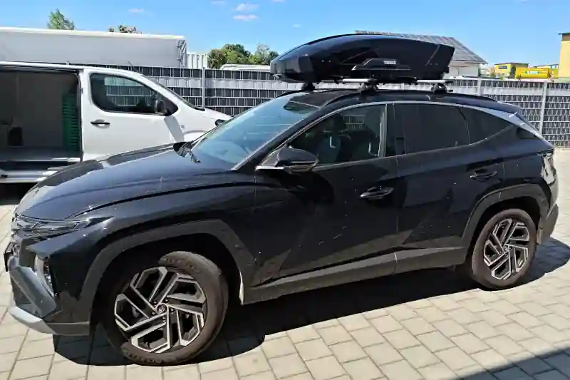 Enkenbach-Alsenborn: eine Dachbox von THULE auf Wingbar-Dachträgern mit 400 Liter Volumen auf einem Hyundai Tucson