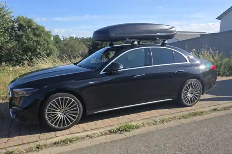 Kaiserslautern: eine Dachbox auf Wingbar-Dachträgern auf einem E-Klasse Mercedes