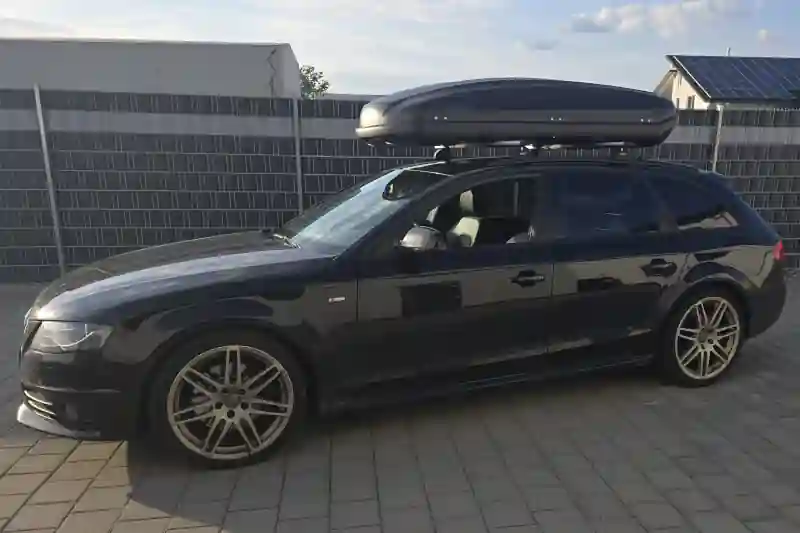 Enkenbach-Alsenborn: eine Dachbox auf Wingbar-Dachträgern auf einem Audi A4 Avant Kombi